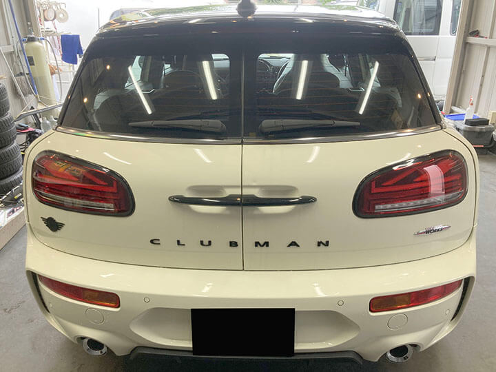 令和4年BMWミニのカーフィルム施工前のリアガラス
